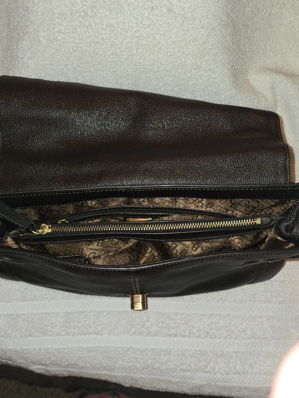 BCBG Vintage Y2K Black Pebbled Leather Shoulder Bag Turnlock Gold